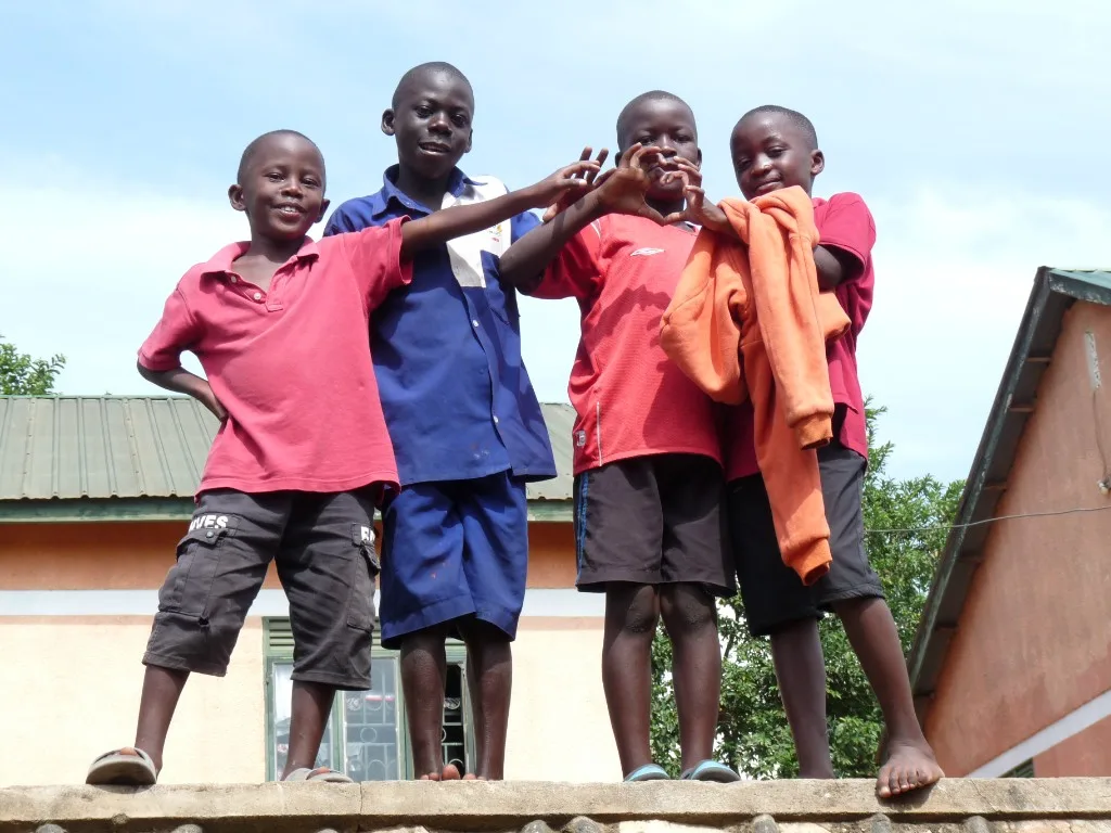 Lachende kinderen van Bulamu Children's Village