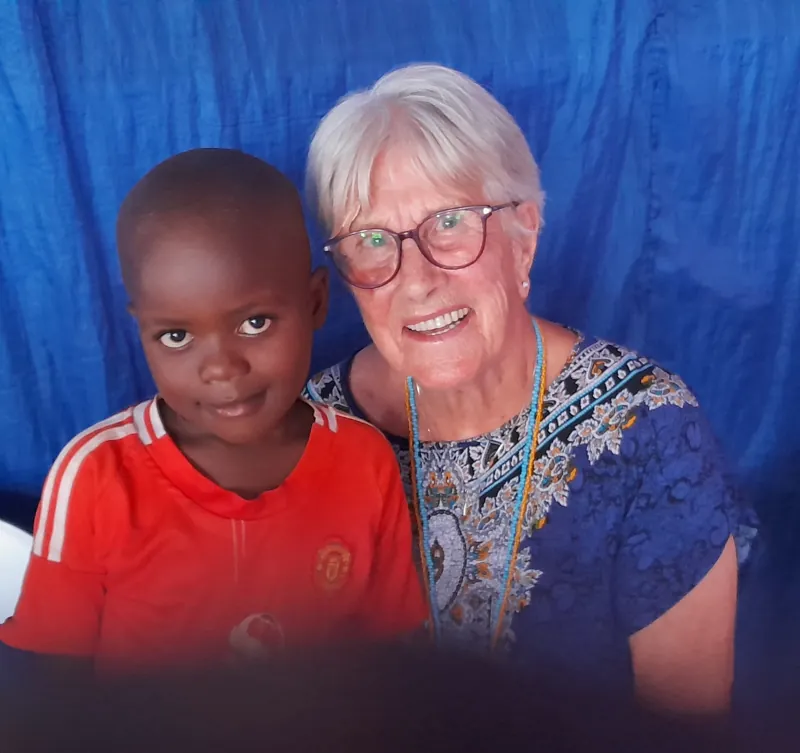 Margreet samen met een kind in Oost-Oeganda