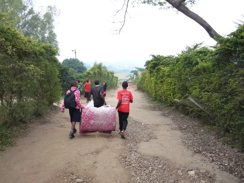 Kinderen onderweg naar Bulamu